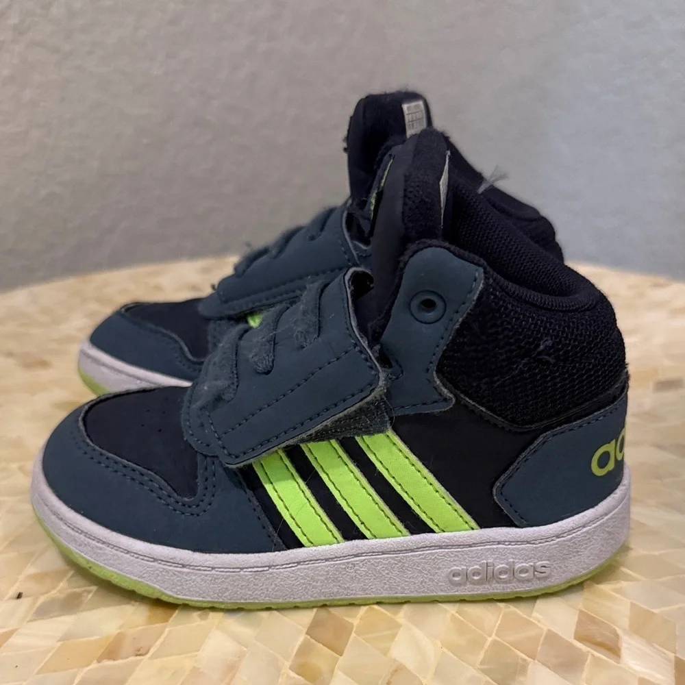Adidas Kids Sneakers - Navy and Neon Yellow 8.5 kids